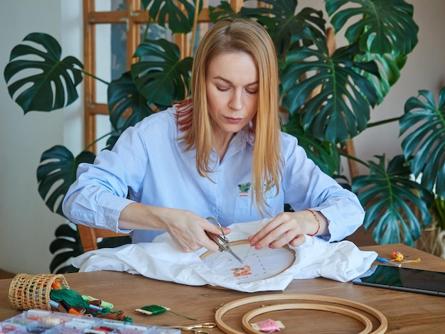 Uczestniczka haftująca w warsztacie